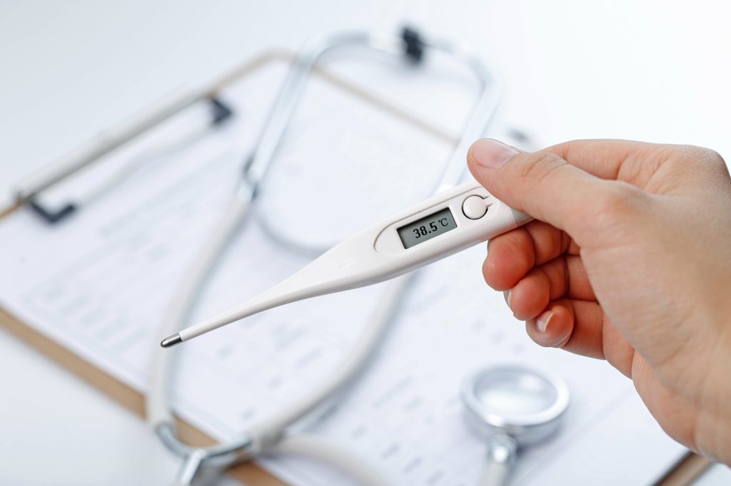 Adulto mayor con fiebre cuándo preocuparse
